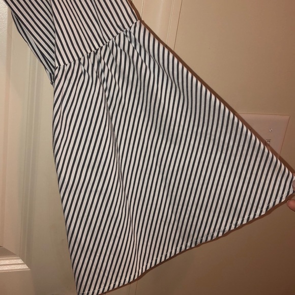 BeBe pint stripe crop top - Picture 3 of 4